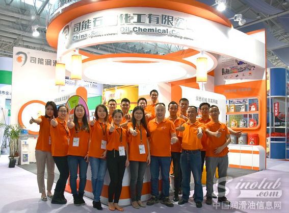 司能工作人员在武汉全国汽配会展馆合照