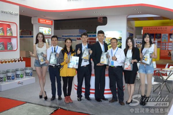 中国润滑油信息网编辑与龙润润滑油工作人员亲切合照