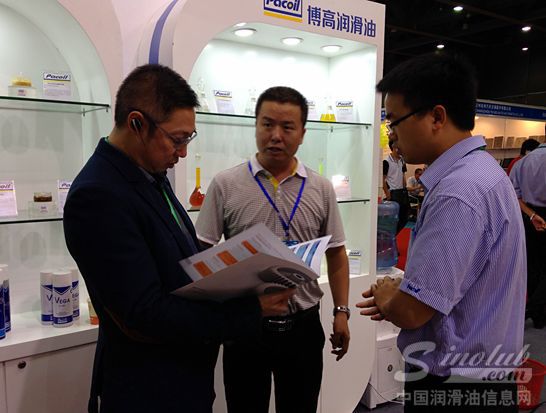 叶氏工作人员耐心地为客户解疑答惑