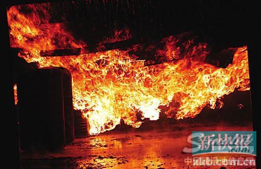 仓库起火 烧毁