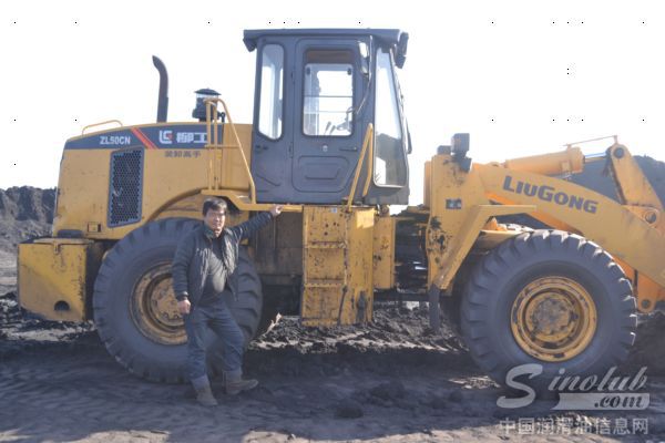 石嘴山布隆湖鑫泰煤业有限公司生产主管吴兴华和他的“座驾”