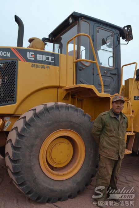 操作手郯玉龙和他保养得十分干净的50CN装载机