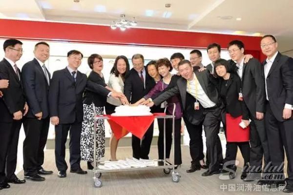 壳牌领导团队共同切蛋糕庆祝上海商务中心新办公室的盛大揭幕