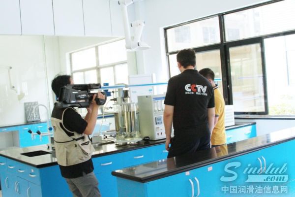 记者听取康力博技术负责人介绍产品试验