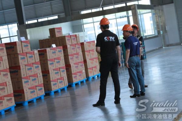 记者听取康力博总经理介绍车用油产品