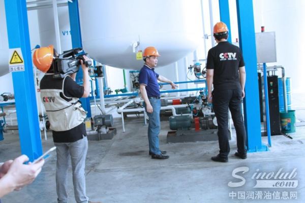 康力博总经理向记者介绍康力博自动调和系统