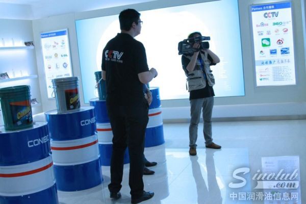 央视摄影师记录康力博产品展厅