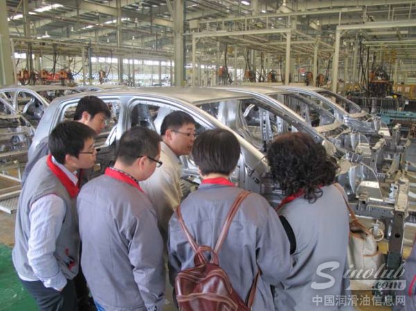 认真聆听众泰工作人员的讲解