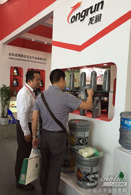 买家在展台内向工作人员咨询