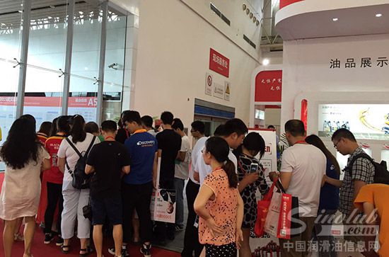 买家争相驻足围观