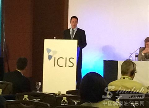 姚董做关于“中国民营润滑油企业的发展与机遇”的主题演讲