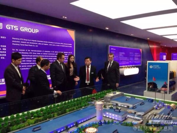 外宾参观天泰集团润滑油项目沙盘