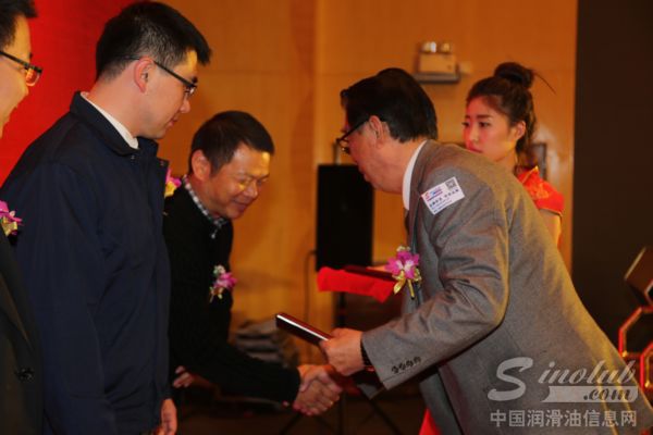 总评榜荣誉导师马希福老师为高科润滑油获奖代表颁奖