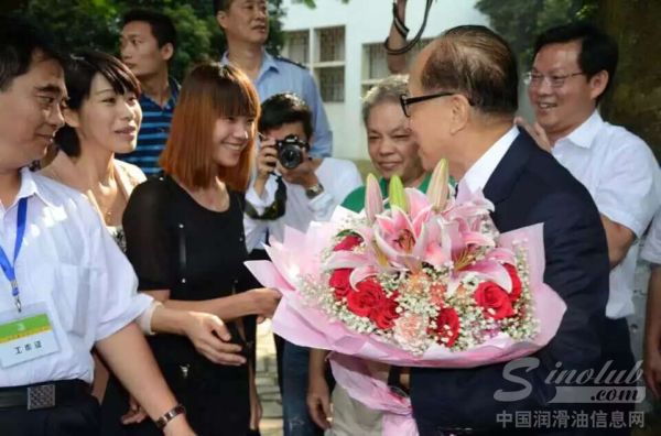 林玟瑛给“男神”李嘉诚先生献花