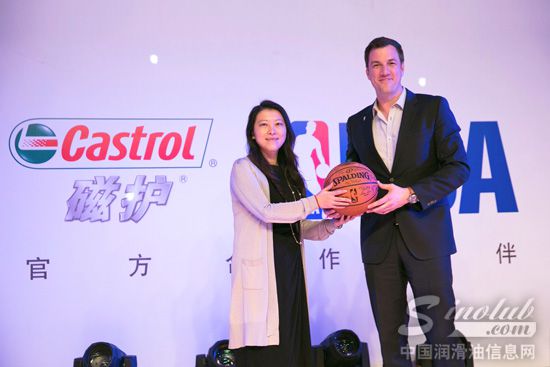 嘉实多(中国)车用油市场总监陆娉从NBA中国高层布兰顿_斯诺手中接过国王队全体签名篮球,宣告合作正式启动