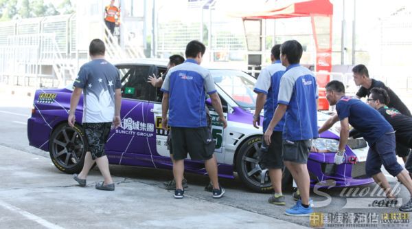 彼凌驰润滑油赞助车队-澳门新力动能车队在赛前做充足检查