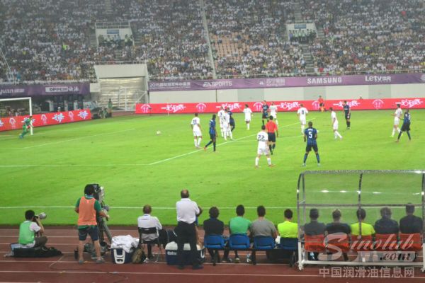 皇马(白色球衣)与国际米兰(蓝色球衣)比赛现场