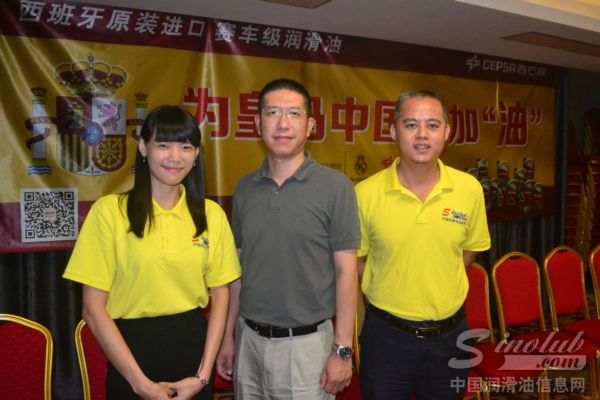 中国润滑油信息网CEO王健伟先生、高级编辑林玟瑛与上汽零部件采购中心销售与服务部总监姚石先生亲切合照