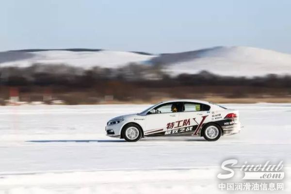 选手在雪地赛道纵横驰骋