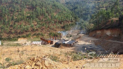 闽侯无证炼油厂被端　提炼废机油超百吨废渣直排